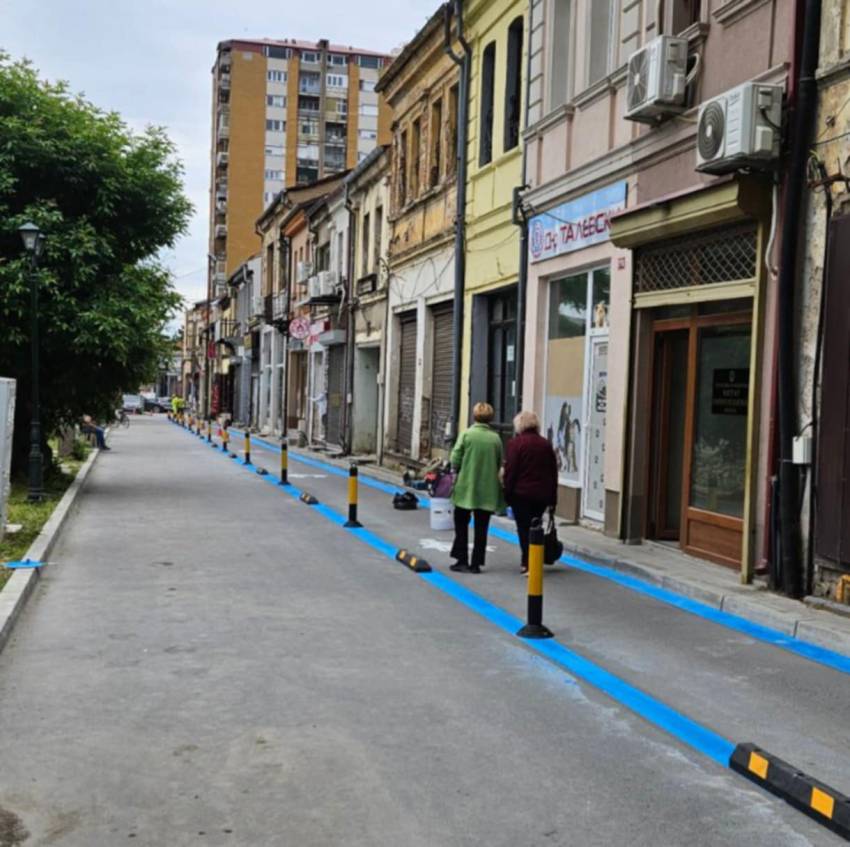 Битолчанки градски дами први ја сефтосаа новата пешачка зона покрај Драгор