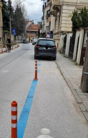 Пешачката патека во центарот на Битола пак стана „паркинг“!