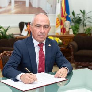 Коњановски суспендира од работа раководител во општината