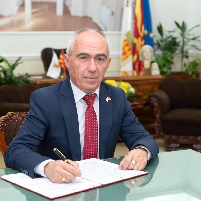Коњановски суспендира од работа раководител во општината
