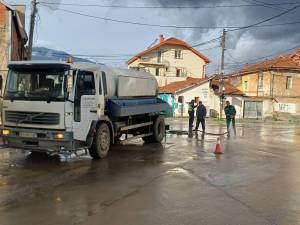 „Комуналец“ Битола ги исчисти и изми улиците на кои беше излеана поголема количина моторно масло од градежна машина