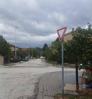ЈП Паркинзи Битола постави хоризонтална и вертикална сигнализација во населбата Буковски ливади