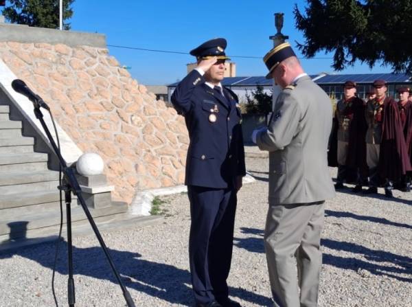 Денес во Битола - Министерството за одбрана на Франција го одликува полковник Кире Николовски со Сребрен медал за национална одбрана