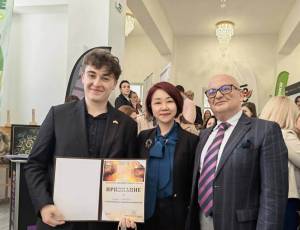 Димитар Атанасовски, ректорот д-р Игор Неделковски и Нејзината Екселенција Џијанг Сјаојан (Jiang Xiaoyan).