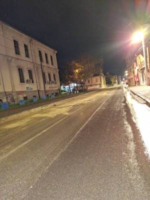 Поголема количина моторно масло излеано на улица во центарот на Битола