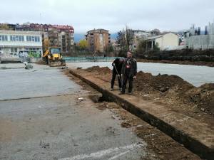 Техничкото училиште со известување-Да не се попречува службениот влез на училиштето со паркирање на автомобили