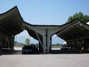 Дрво паднато на патот го прекина сообраќајот меѓу Битола и Меџитлија
