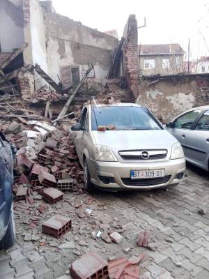 Се сруши ѕид од приватна куќа и оштети паркирани автомобили во Битола