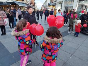 Балони со името на Јана се делеа на протестот во Битола