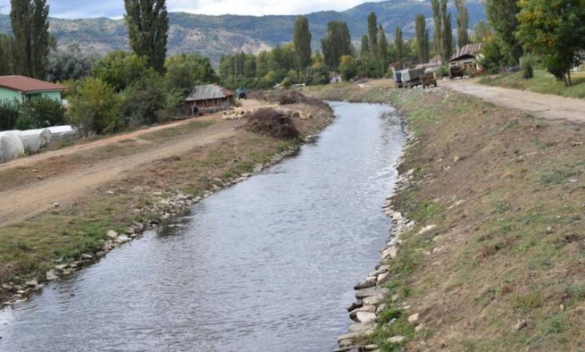 Битолската полиција уапси 10 Кинези на патот Битола-Демир Хисар кај мостот на Шемница за незаконски влез во државата