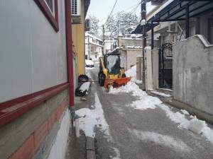 „Нискоградба“ 36 часа на терен во расчистување на битолските улици, посипено сол и ризла