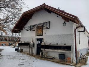 И на снегот битолчани се искачија до црквичката Св. Атанасиј во Смолево да запалат свеќи за здравје