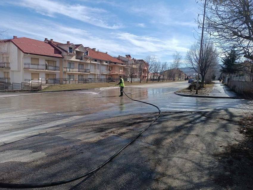 „Комуналец“ и „Водовод“ продолжија со миење и дезинфекција на улици во населбите Брусничка и Буковско