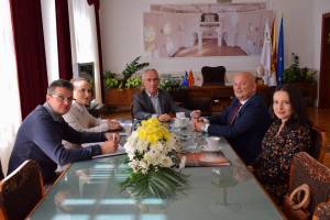 Средба на градоначалникот Коњановски и ректорот на УКЛО Неделковски