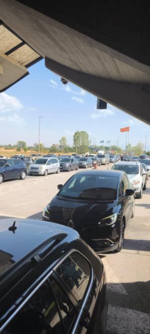 Пожар во близина на граничниот премин Меџитлија направи голема гужва на граница
