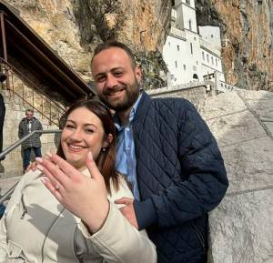 Се ожени советникот на СДСМ Петар Николовски, ја побара раката на убавата радовишанка Маја Ужевска