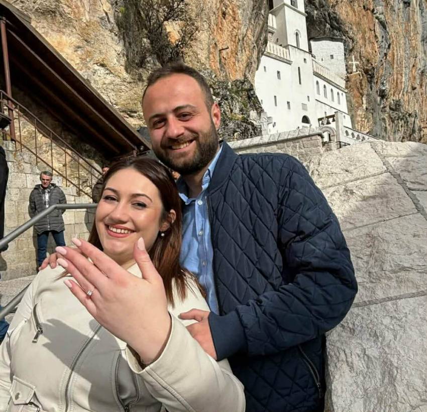 Се ожени советникот на СДСМ Петар Николовски, ја побара раката на убавата радовишанка Маја Ужевска