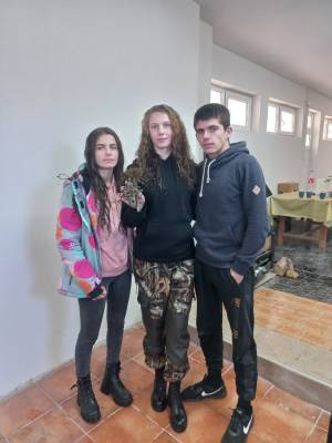 Во Кравари девојка го фати крстот