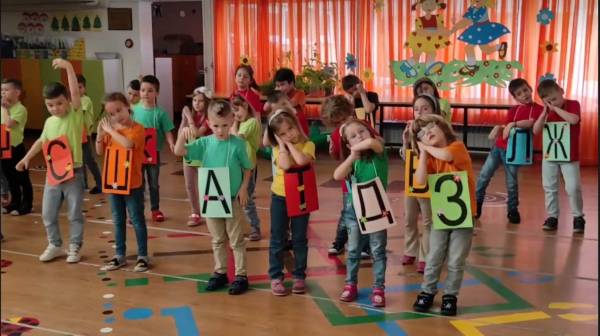 Видео: „Азбуката наша“, пејат Детелинките од „Мајски цвет“ на Денот на просветителите