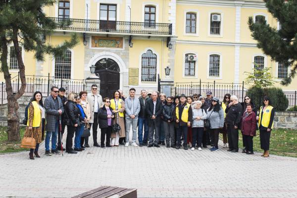 Со традиционалниот марш низ Широк Сокак одбележан Светскиот ден посветен на слепите лица и лицата со оштетен вид