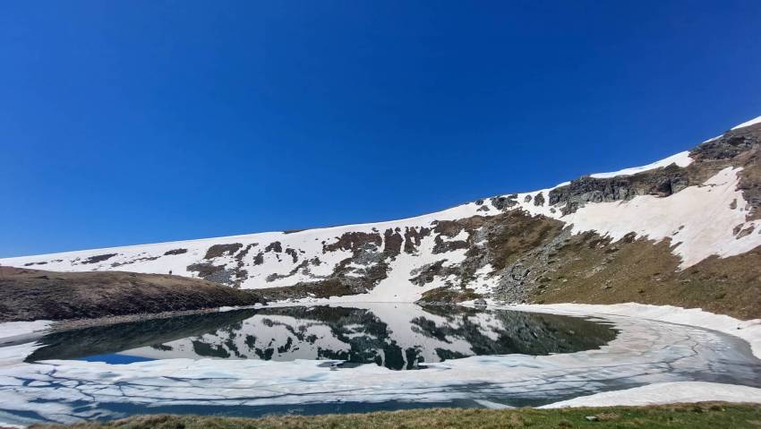 Врвот Пелистер се огледува во Големо Езеро (фото Иванчо Тошевски)