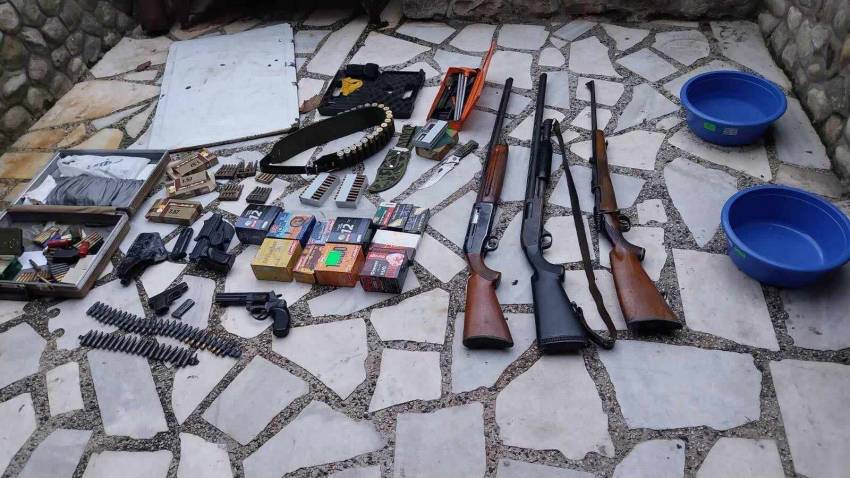 Претреси во Битола и Ресен, пронајдени оружје и муниција