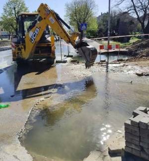 Екипите на &quot;Водовод&quot; го санираа големиот дефект на ул. &quot;Стив Наумов&quot; кај Црн Мост