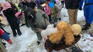 Симулација на секс на карневалот на бабарите во Цапари, околу ѕурат деца