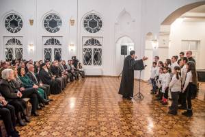 Детскиот хор „Свети Стилијан“ од Битола, машкиот хор „Свети Нектариј Битолски“,и хорот „Свети Ахил Преспански“ од Ресен на Божиќниот концерт во Офицерски