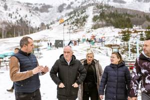 Битолчани уживаат на ски терените на Стрежево во Нижеполе