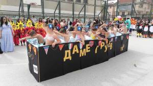Го пуштија во употреба долгоочекуваниот затворен базен  -Априли-ли-ли од учениците од „Даме Груев“ Битола