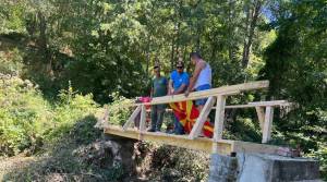 Нов дрвен мост и клупи околу манастирот Света Петка во Цапари - Акција на вработените од НП Пелистер со жителите на Цапари