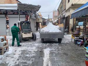 „Комуналец“ на терен-Исчистен и подигнат снегот од уличките во Старата битолска чаршија