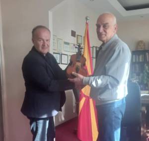 Стефан Бошков, внукот на народниот херој Стив Наумов си ја бара назад виолината која лани му ја отстапи на Завод и Музеј Битола