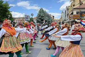 Битола ги живее највеселите моменти во годината со „Илинденски денови“ - (пишува Анета Блажевска)