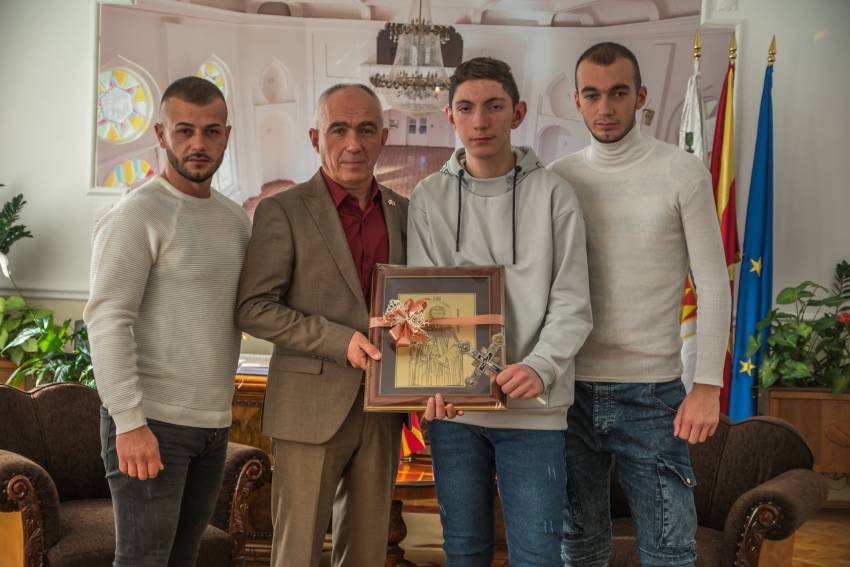 Лука доби подароци и парична награда од Општина Битола што го фати светиот крст на Водици