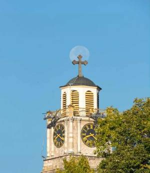 ФОТО на денот со Ивона Кочов - Месечината и Саат Кулата во Битола, фантазија од фотографија