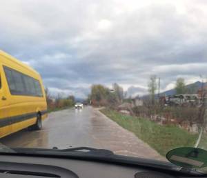 Патот Битола-Прилеп потопен од Тополчани до таблата за село Витолиште