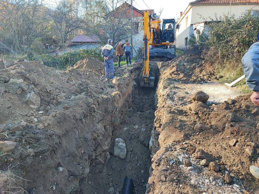 „Нискоградба“ интензивно работи на реконструкција на канализацијата во потпелистерското Трново