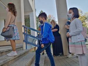 Основците од утре без маски во училница