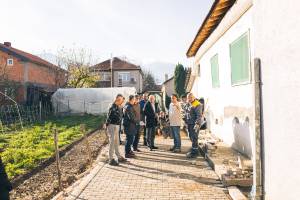 Жителите од улица &quot;16-та&quot; во Битола со чисти чевли до домовите