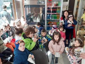 Децата од градинката „Кокиче“ одблиску со пекарите, кројачите, шивачите од нашиот град