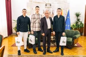 Коњановски лично им честиташе на Иван, Јован и Марио за победата на Средношколец милионер