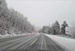Сообраќајот по државните патишта се одвива во зимски услови, Македонија пат апелира за внимателно возење