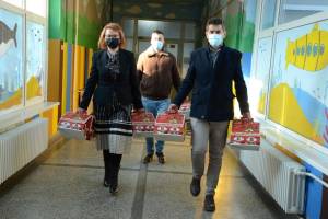 Хуман гест на директорот Крајовски и осудениците од затворот во Битола-донираа пакетчиња за деца на Педијатрија и во заводот „Кочо Рацин“