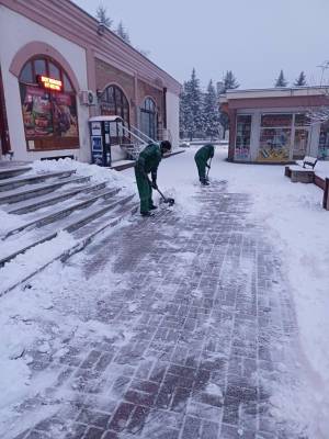Екипите на Комуналец Битола ги чистат пешачките патеки од снегот