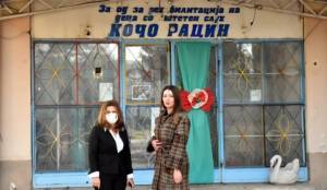 Мајка на дете со попреченост со голема донација за децата од заводот „Кочо Рацин“