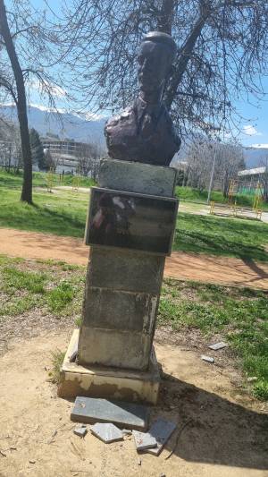 Се распаѓа спомен бистата на Стево Патако