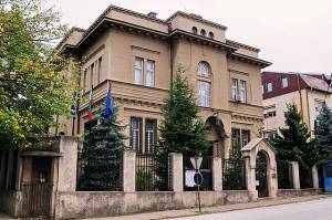 Старец ја исчкртал таблата пред Бугарскиот конзулат во Битола