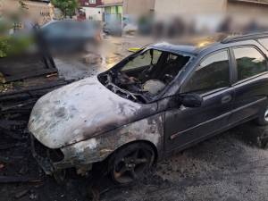 Фото Тппе на Битола Изгорени коли и барака